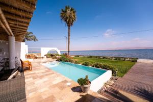 una piscina con vistas al océano en Atoq Paracas Reserva, en Paracas