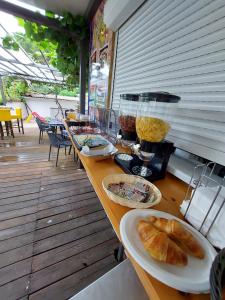 una mesa con platos de comida y una licuadora en Guest House Nina, en Novigrad Istria