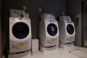 3 lave-linge sont installés dans une pièce dans l'établissement THE BLOSSOM KYOTO, à Kyoto