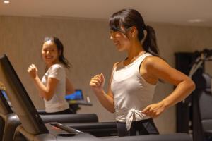 - deux femmes sur des tapis roulants dans une salle de sport dans l'établissement THE BLOSSOM KYOTO, à Kyoto