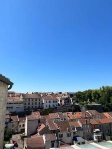 Vedere generală la Chaumont sau o vedere a orașului de la acest apartament