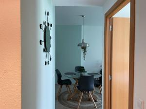 una sala da pranzo con tavolo e sedie di Apartamento renovado cerca de la playa a Lloret de Mar