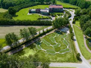 een luchtzicht op een park met een golfbaan bij Harmony Park Countryside Villas & SPA in Prienai