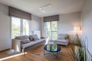 un soggiorno con divano e tavolo di Renovated 2 Bedroom Apartment with Parking & AC a Lussemburgo