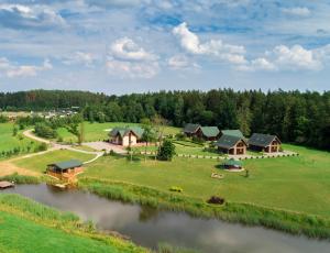 een luchtzicht op een resort met een rivier bij Harmony Park Countryside Villas & SPA in Prienai