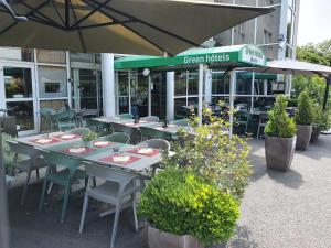 A restaurant or other place to eat at Greenhotels Roissy Parc des Expositions