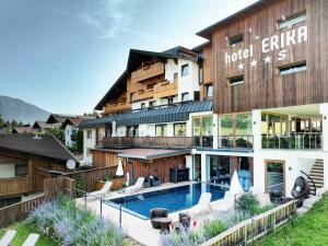 um hotel com piscina em frente a um edifício em LifestylePanoramaHotel Erika Superior em Neustift im Stubaital