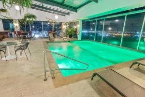 einen Pool in einem Gebäude mit Stadtblick in der Unterkunft Sheraton San Jose Hotel, Costa Rica in San José