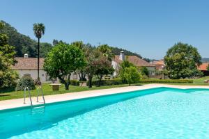 uma piscina em frente a uma casa em Quinta do Calvário 