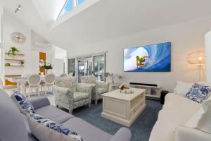 אזור ישיבה ב-Luxurious Waterfront North Facing 5 bedroom House with pool, pontoon and Deep Water Access near Mooloolaba