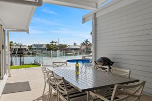 מרפסת או טרסה ב-Luxurious Waterfront North Facing 5 bedroom House with pool, pontoon and Deep Water Access near Mooloolaba