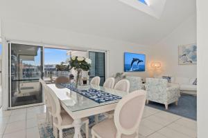 אזור ישיבה ב-Luxurious Waterfront North Facing 5 bedroom House with pool, pontoon and Deep Water Access near Mooloolaba