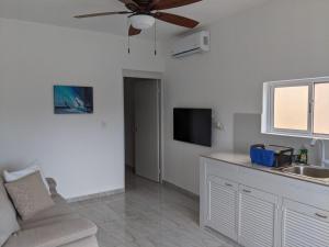 Hermoso departamento en Cancún YaxBahia 3 में टेलीविजन और/या मनोरंजन केंद्र