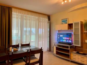 TV at/o entertainment center sa Premium Apartment Midia Beach