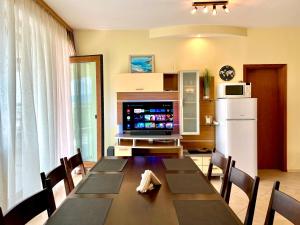 TV at/o entertainment center sa Premium Apartment Midia Beach