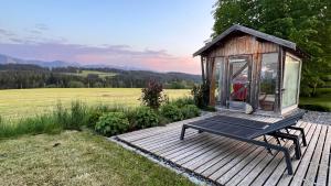 une petite cabine avec un banc sur une terrasse en bois dans l'établissement CR25 - more than a room, à Immenstadt