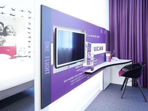 Camera con scrivania e TV a parete. di Ibis Styles Liverpool Centre Dale Street - Cavern Quarter a Liverpool