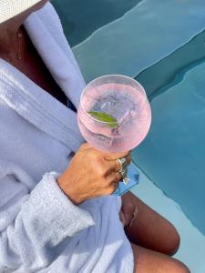 a person holding a drink with a lime in a glass at Hotell Dannegården in Trelleborg