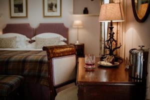 una camera con letto e scrivania con lampada di Links House at Royal Dornoch a Dornoch