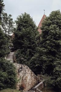 um conjunto de escadas com árvores e um edifício em Layer Residences em Kranj