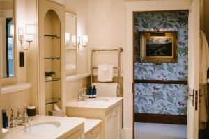 un bagno con due lavandini e un dipinto sul muro di Links House at Royal Dornoch a Dornoch