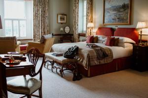 una camera con letto king-size e un soggiorno di Links House at Royal Dornoch a Dornoch