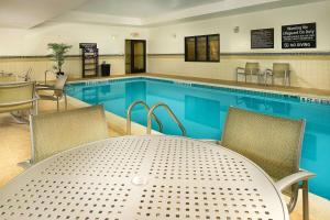 uma piscina com uma mesa e cadeiras em frente em Hampton Inn Pampa em Pampa