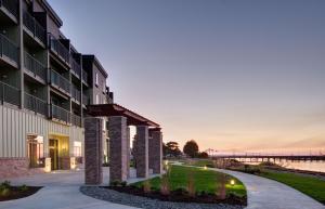 uma representação do exterior de um edifício ao anoitecer em Hampton Inn & Suites Astoria em Astoria, Oregon