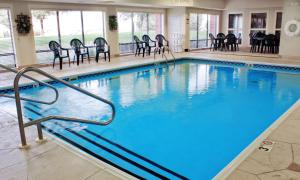 Swimming pool sa o malapit sa Hampton Inn Bloomington West