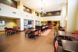 Hampton Inn & Suites Blairsville tesisinde bir oturma alanı