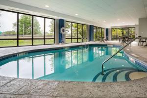 Piscina a Hampton Inn Buffalo-South/I-90 o a prop