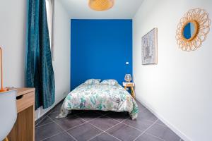 Una cama o camas en una habitación de Coeur de ville #B3 - Centre ville - Chambre cosy privée - Logement partagé