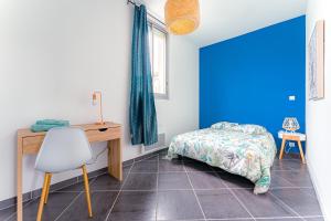 Una cama o camas en una habitación de Coeur de ville #B3 - Centre ville - Chambre cosy privée - Logement partagé