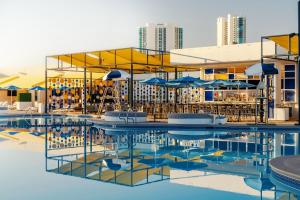 Swimming pool sa o malapit sa The STRAT Hotel, Casino & Tower