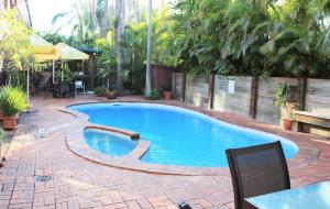 uma piscina num quintal com um pátio em Best Western Ipswich em Ipswich