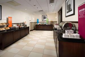 Virtuve vai virtuves zona naktsmītnē Hampton Inn & Suites Chicago Southland-Matteson