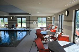 Hampton Inn & Suites Gulfport 내부 또는 인근 수영장