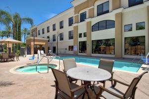 Bazen u objektu Hampton Inn & Suites by Hilton Hemet Menifee Murrieta ili u blizini