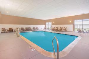 Piscina a Hampton Inn Terre Haute o a prop