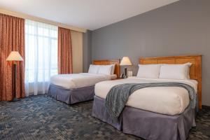 um quarto de hotel com duas camas e uma janela em Wellsworth Hotel em Southbridge