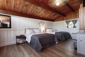 A bed or beds in a room at Old Orchard Inn