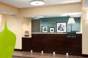 Ο χώρος του λόμπι ή της ρεσεψιόν στο Hampton Inn Slidell