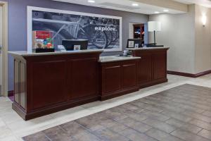 Лоби или рецепция в Hampton Inn & Suites Oakland Airport-Alameda