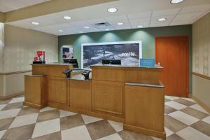 hol gabinetu dentystycznego z recepcją w obiekcie Hampton Inn & Suites Plattsburgh w mieście Plattsburgh