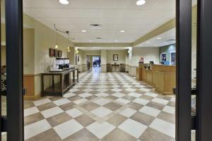 hol z szachownicą w obiekcie Hampton Inn & Suites Plattsburgh w mieście Plattsburgh