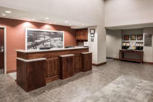 een hotellobby met een bar met een foto aan de muur bij Hampton Inn Branson - Branson Hills in Branson