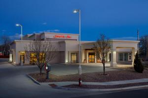 un edificio con un idrante di fronte ad esso di Hampton Inn Canon City a Canon City