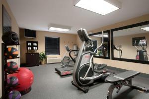 una palestra con 2 cyclette e un tapis roulant di Hampton Inn Canon City a Canon City