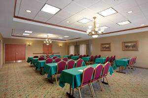 una sala conferenze con tavoli e sedie verdi e rosa di Hampton Inn Canon City a Canon City