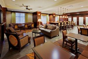 una hall con tavoli e sedie e una sala d'attesa di Hampton Inn Rochester-Webster a Webster